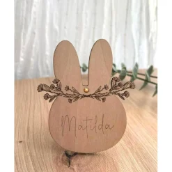 Holzanhänger Ostern aus Holz in Osterhasenform Blumenkranz personalisiert mit Name als kleines Geschenk, Hasenanhänger
