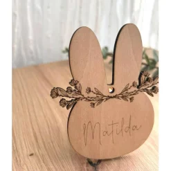 Holzanhänger Ostern aus Holz in Osterhasenform Blumenkranz personalisiert mit Name als kleines Geschenk, Hasenanhänger