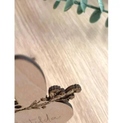 Holzanhänger Ostern aus Holz in Osterhasenform Blumenkranz personalisiert mit Name als kleines Geschenk, Hasenanhänger