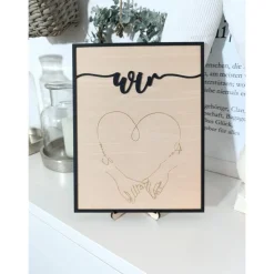 Holzbild Personalisiert mit Herz, Namen und Händen – Paarbild mit Herz zum aufstellen