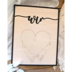 Holzbild Personalisiert mit Herz, Namen und Händen – Paarbild mit Herz zum aufstellen