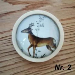 Holzbrosche mit Trachtenmotiv 