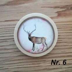 Holzbrosche mit Trachtenmotiv 