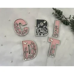 Holzbuchstaben mit floralen Details - Buchstabe, Buchstabe, Wildblume, Blume, Letter, Türschild