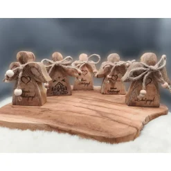 Holzengel mit Gravur