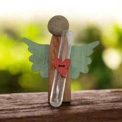Holzengel mit Reagenzglas als Gutscheinhalter oder Glücksbringer – handgefertigt mit Nanoklebeband Schutzengel