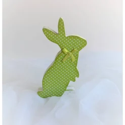 Holzhase stehend grün mit weißen Punkten