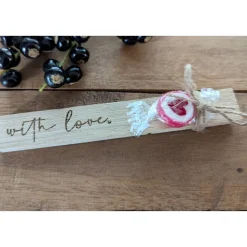 Holzklötzchen graviert mit Bonbon – Süße Geschenkidee aus Holz