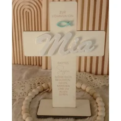 Holzkreuz mit Namen für Erstkommunion