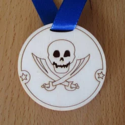 Holzmedaille Pirat