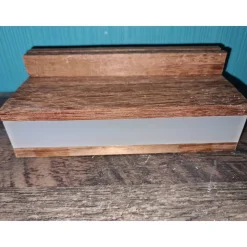 Holzpodest mit Klötzchen aus satinierten Acryl und Lichterkette - personalisierbar individuell