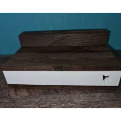 Holzpodest mit Klötzchen aus Keraflott mit Sternausschnit und Lichterkette - personalisierbar individuell