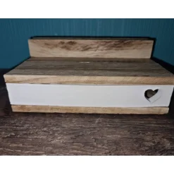 Holzpodest mit Klötzchen aus Keraflott mit Herzausschnit und Lichterkette - personalisierbar individuell