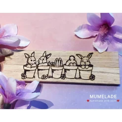 Holz-Schild mit der Hasenbande