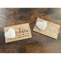 Holzschild mit Herz „Schön, dass du da bist“ – Gastgeschenk zur Hochzeit & Tischdeko