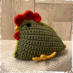 Huhn/Henne in liebevoller Handarbeit hergestellt mit vielen Details - ca. 13 cm hoch - gehäkelt!