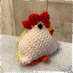 Huhn/Henne in liebevoller Handarbeit hergestellt mit vielen Details - ca. 11 cm hoch - gehäkelt!