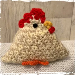Huhn/Henne in liebevoller Handarbeit hergestellt mit vielen Details - ca. 12 cm hoch - gehäkelt!