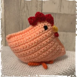 Huhn/Henne in liebevoller Handarbeit hergestellt mit vielen Details - ca. 13 cm hoch - gehäkelt!