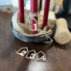 Häuschen-Anhänger Adventskranz aus Holz mit Zahlen 1-4 – natürliche Deko