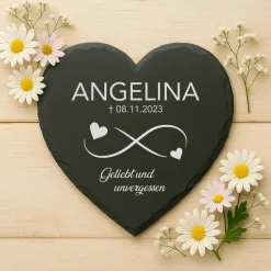 Individuell gravierte Schiefertafel in Herzform – wetterfester Gedenkstein & Grabstein handgemacht