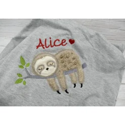 Individuelle Babydecke Faultier mit gestickem Wunschnamen - Kindergarten - Wunschdecke - Schmusedecke mit Namen