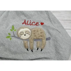 Individuelle Babydecke Faultier mit gestickem Wunschnamen - Kindergarten - Wunschdecke - Schmusedecke mit Namen