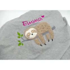 Individuelle Babydecke Faultier mit gestickem Wunschnamen - Kindergarten - Wunschdecke - Schmusedecke mit Namen