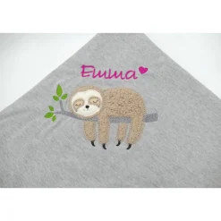 Individuelle Babydecke Faultier mit gestickem Wunschnamen - Kindergarten - Wunschdecke - Schmusedecke mit Namen