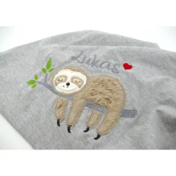 Individuelle Babydecke Faultier mit gestickem Wunschnamen - Kindergarten - Wunschdecke - Schmusedecke mit Namen