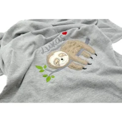 Individuelle Babydecke Faultier mit gestickem Wunschnamen - Kindergarten - Wunschdecke - Schmusedecke mit Namen