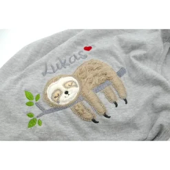 Individuelle Babydecke Faultier mit gestickem Wunschnamen - Kindergarten - Wunschdecke - Schmusedecke mit Namen