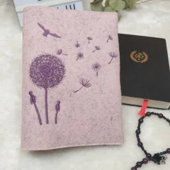 Individuelle Gotteslobhuelle  aus Wollfilz, personalisiert bestickt  , Pusteblume