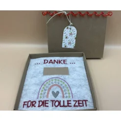 Jahresabschluss Geschenk Kita  Kindergarten  Schule  Kurs  Ferienlager Schriftfarbe Kirschrot