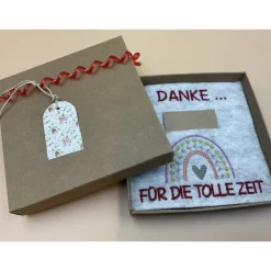 Jahresabschluss Geschenk Kita  Kindergarten  Schule  Kurs  Ferienlager Schriftfarbe Kirschrot