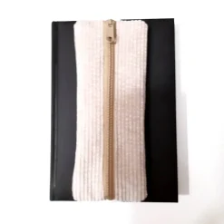 Kalendermäppchen aus Cord mit Gummiband, Stifte Mäppchen mit verschiedenen Farben