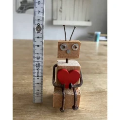 Kantensitzer mit Herz, Holzfigur Roboter, kleines Geschenk,
