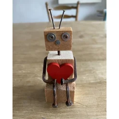 Kantensitzer mit Herz, Holzfigur Roboter, kleines Geschenk,