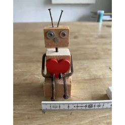 Kantensitzer mit Herz, Holzfigur Roboter, kleines Geschenk,