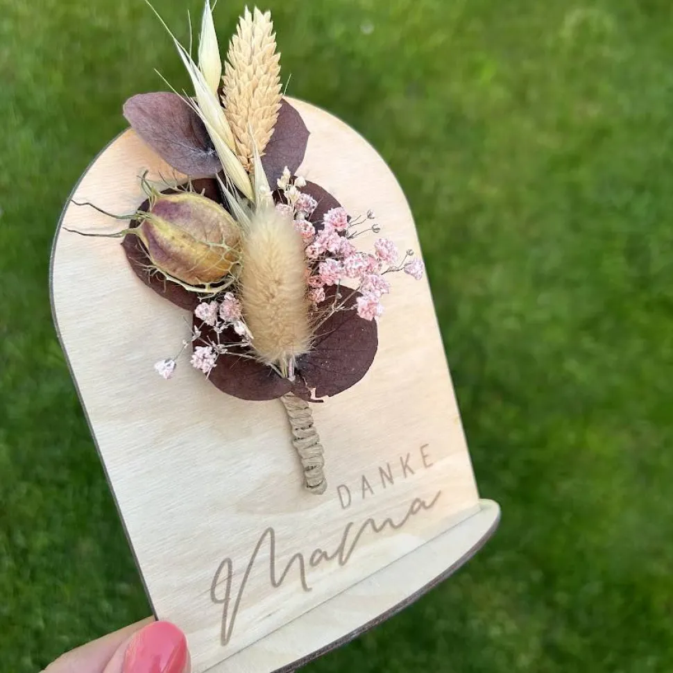 Karte zum Muttertag "Danke Mama" mit kleinem Trockenblumenstrauß
