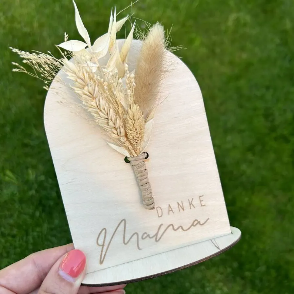 Karte zum Muttertag "Danke Mama" mit kleinem Trockenblumenstrauß