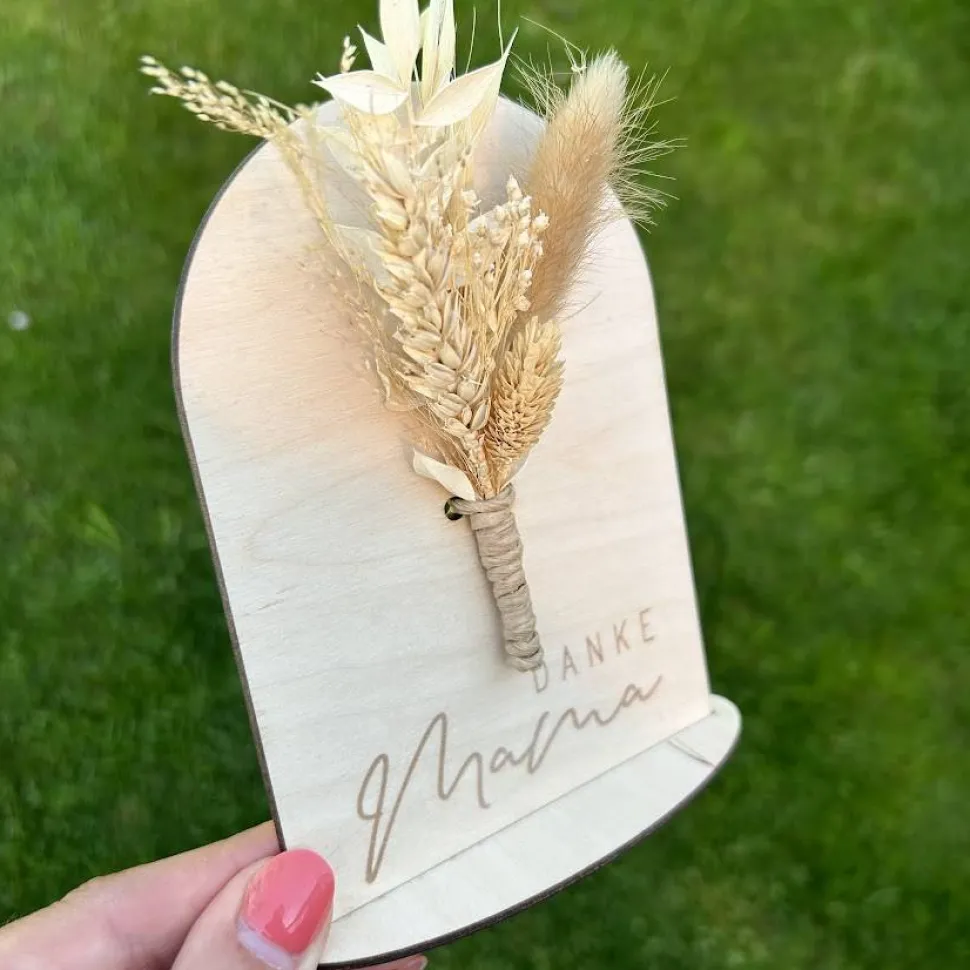 Karte zum Muttertag "Danke Mama" mit kleinem Trockenblumenstrauß