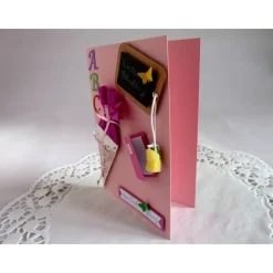 Karte zur Einschulung in rosa/pink für ein Mädchen, mit Tafel Schultüte und Malheft