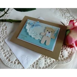 Karte zur Geburt/Taufe, Geburtskarte für einen Jungen in hellblau mit Spitzendeckchen und Teddy