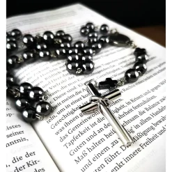 Katholischer Rosenkranz aus Hämatitperlen und Edelstahl – Modernes Design und Tradition vereint