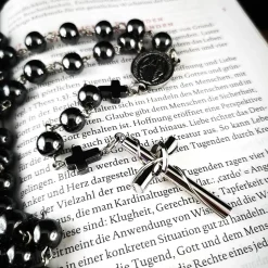 Katholischer Rosenkranz aus Hämatitperlen und Edelstahl – Modernes Design und Tradition vereint