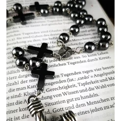 Katholischer Rosenkranz aus Hämatitperlen und Edelstahl – Modernes Design und Tradition vereint