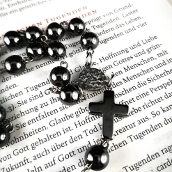 Katholischer Rosenkranz aus Hämatitperlen und Edelstahl – Modernes Design und Tradition vereint
