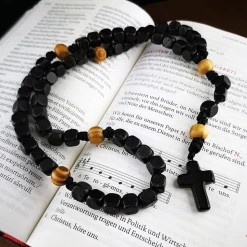 Katholischer Rosenkranz aus Holzperlen – handgeknüpft mit individueller Kreuzauswahl