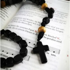 Katholischer Rosenkranz aus Holzperlen – handgeknüpft mit individueller Kreuzauswahl